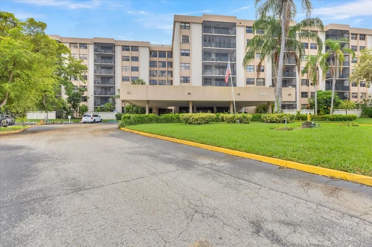 2 bedroom 2 bath for sale at 900 NE 195th Street # 607, Miami FL 33179