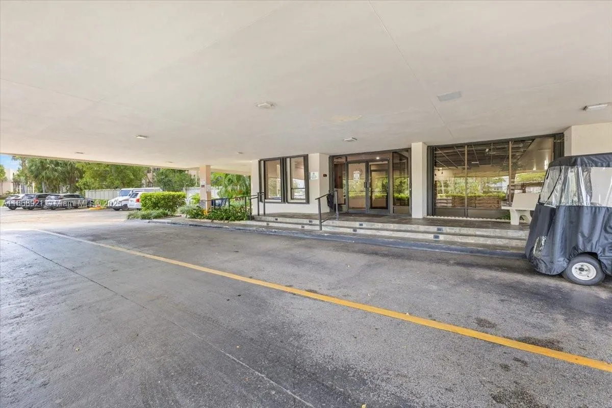 900 NE 195th Street # 607, Miami FL 33179