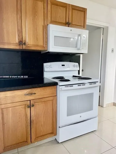 310 SW 10th Ter, Hallandale Beach FL 33009