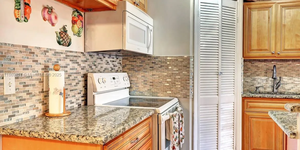 3750 Inverrary Dr # 1Z, Lauderhill FL 33319