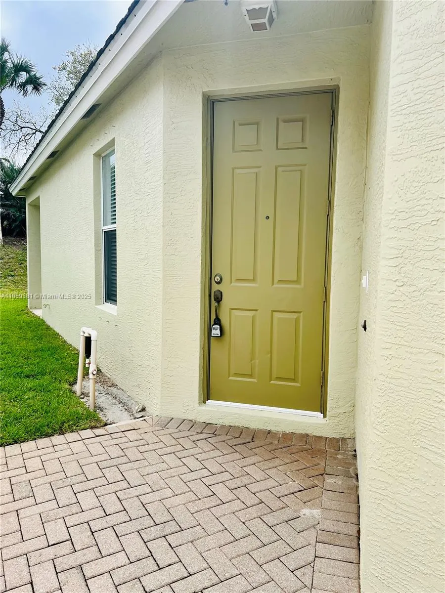 832 SW Rocky Bayou Ter, Port St. Lucie FL 34986