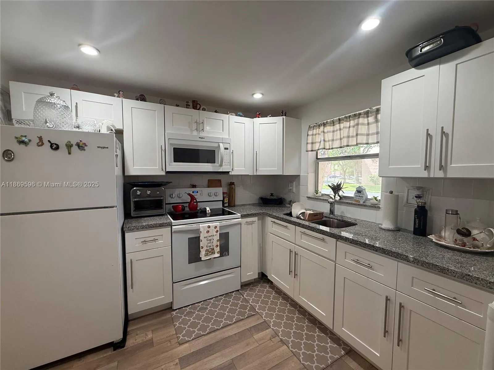 1 bedroom 1 bath for sale at 9581 Sunrise Lakes Blvd # 101, Sunrise FL 33322