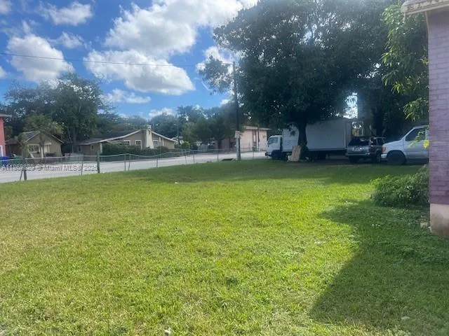10 NW 60th St, Miami FL 33127