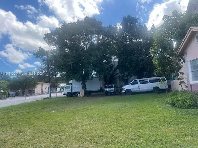 10 NW 60th St, Miami FL 33127