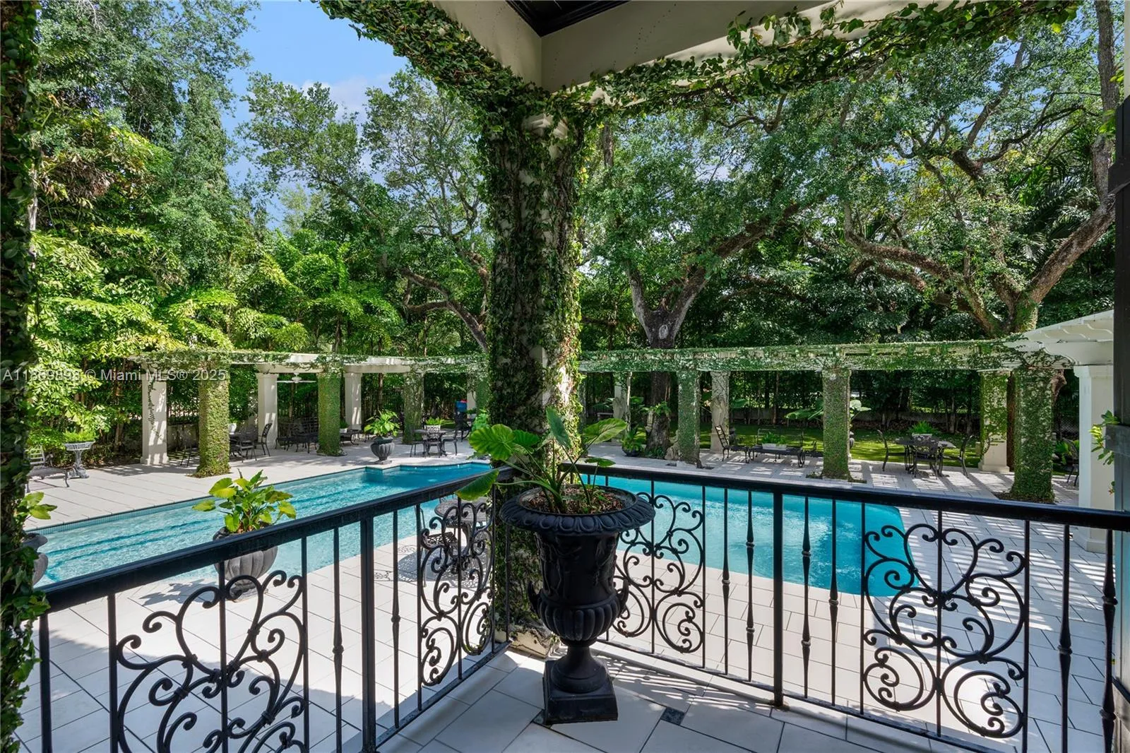 612 Sunset Dr, Coral Gables FL 33143