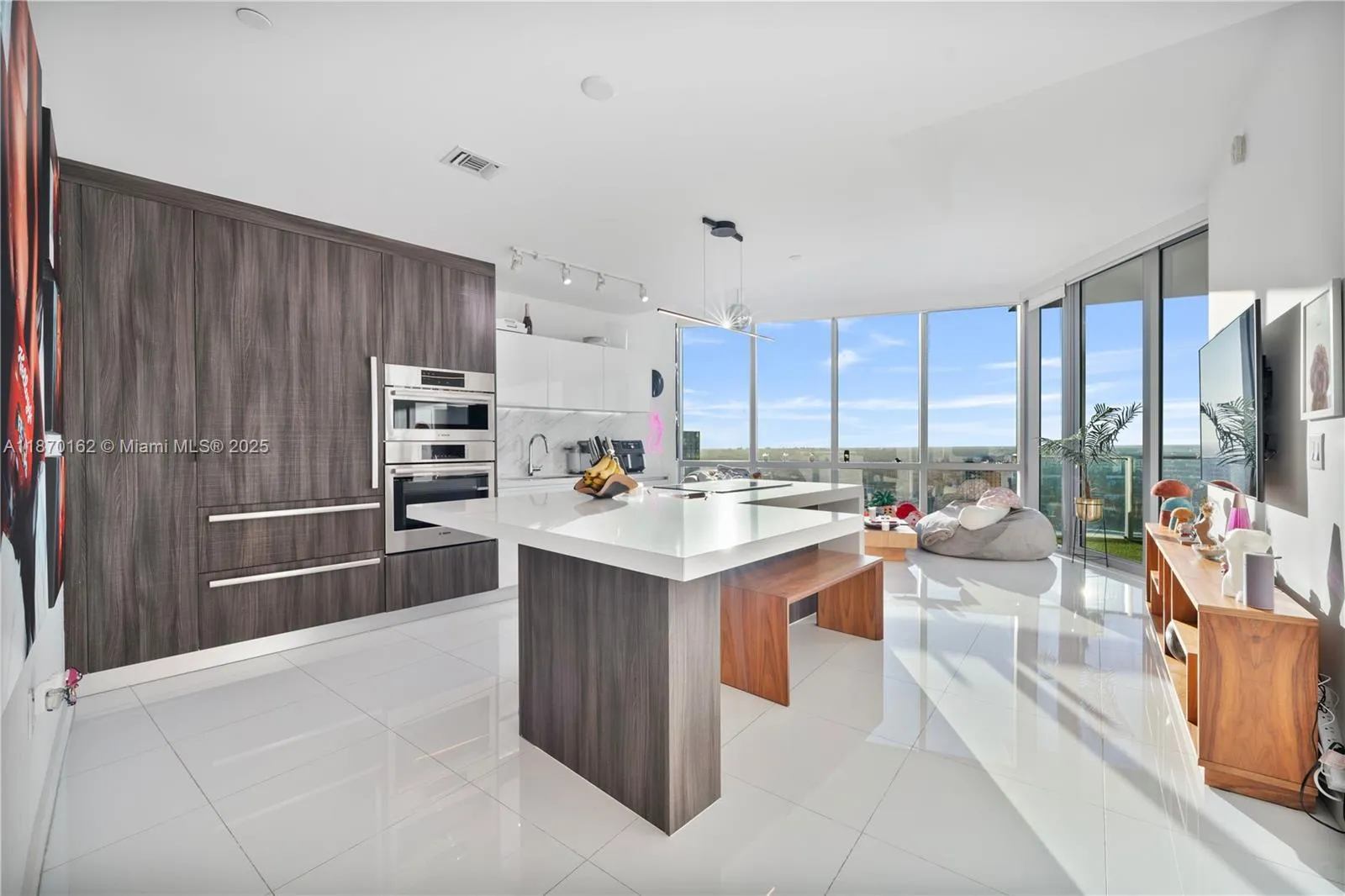 1 bedroom 2 bath for sale at 851 NE 1st Ave # 3910, Miami FL 33132