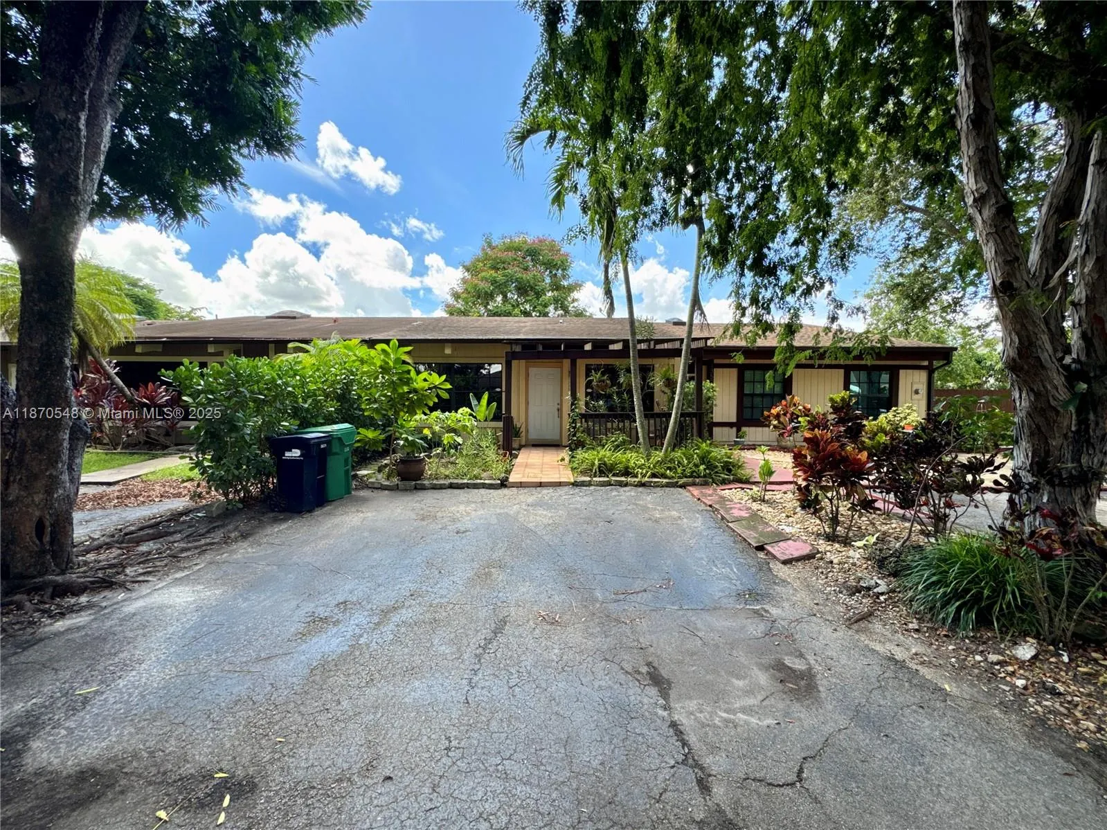 2 bedroom 2 bath for sale at 13527 SW 101st Ln, Miami FL 33186
