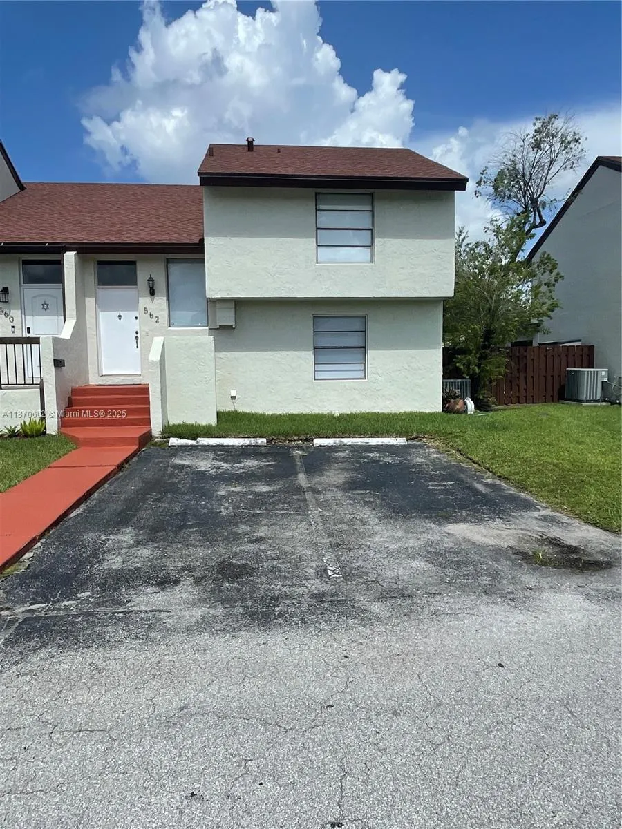 3 bedroom 2 bath for sale at 562 NW 98th Ct # 562, Miami FL 33172