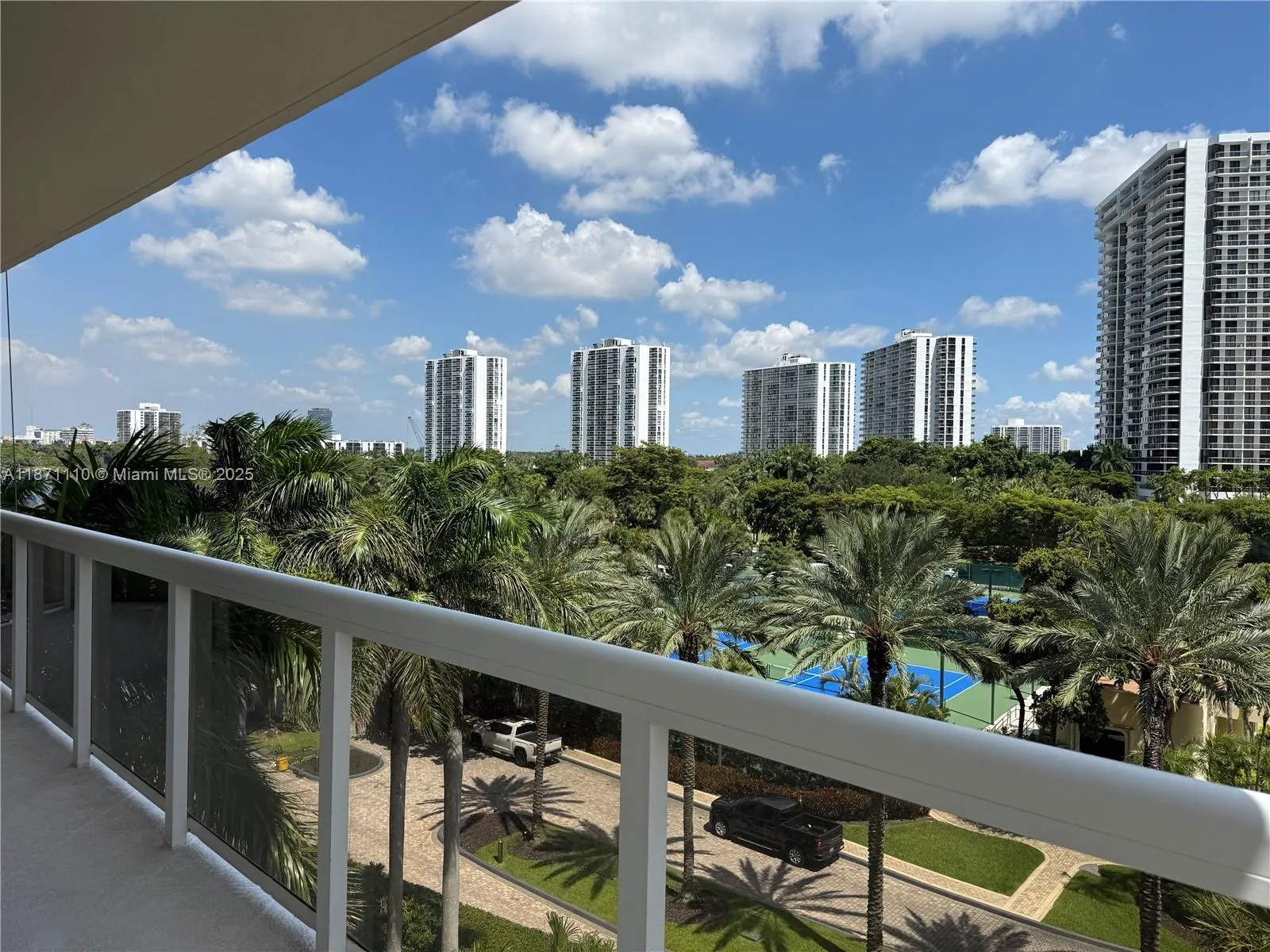 3 bedroom 2 bath for sale at 20185 E Country Club Dr # 510, Aventura FL 33180