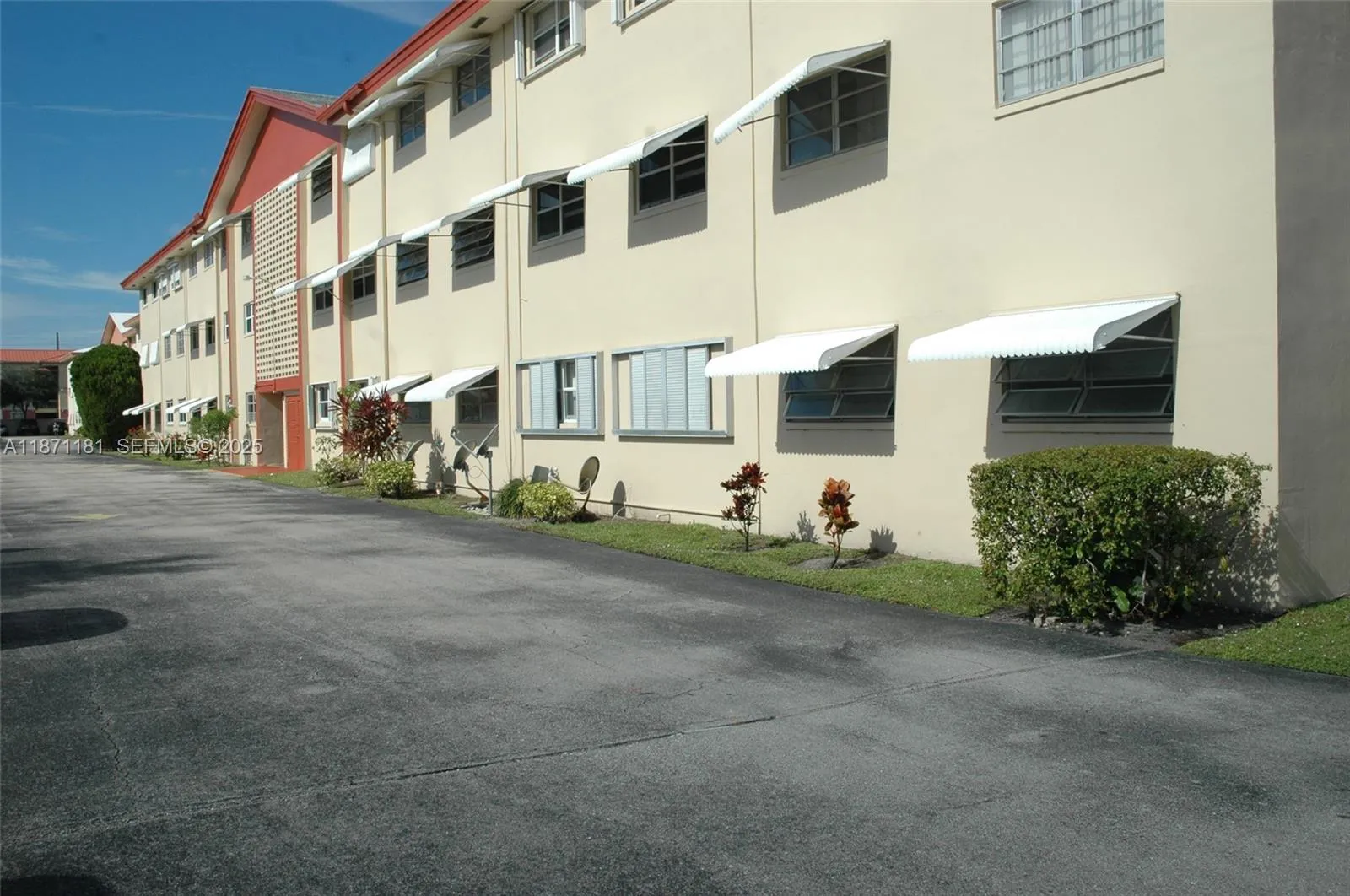 2 bedroom 2 bath for sale at 5300 Washington St # Q307, Hollywood FL 33021