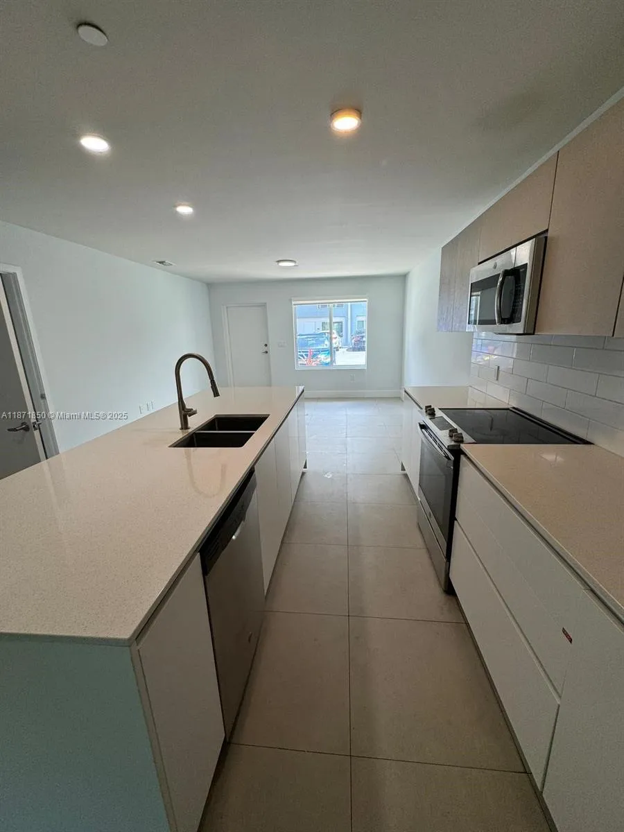 3 bedroom 2 bath for sale at 2555 NE 193rd St # 2106, Miami FL 33180