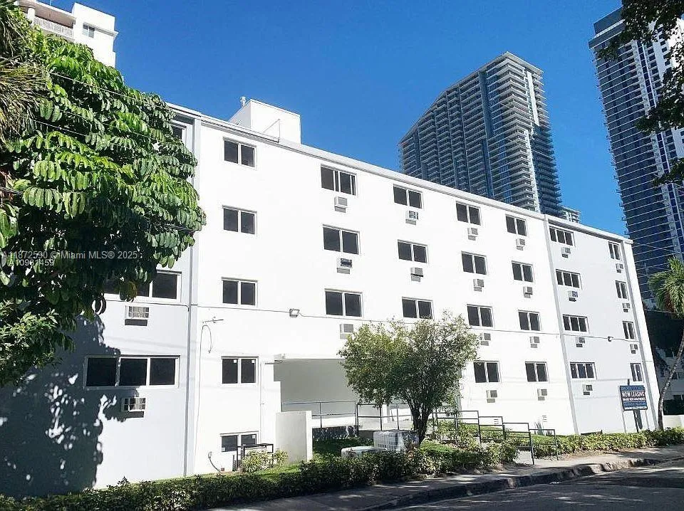 143 SW 9th St # 109, Miami FL 33130