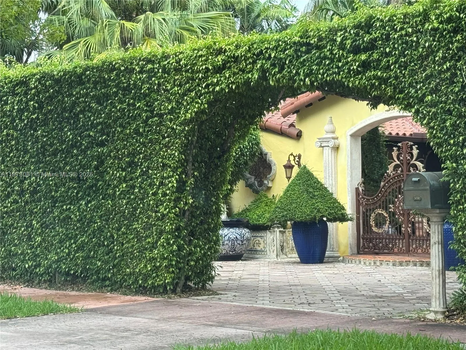 2 bedroom 2 bath for sale at 3030 Alton Rd, Miami Beach FL 33140