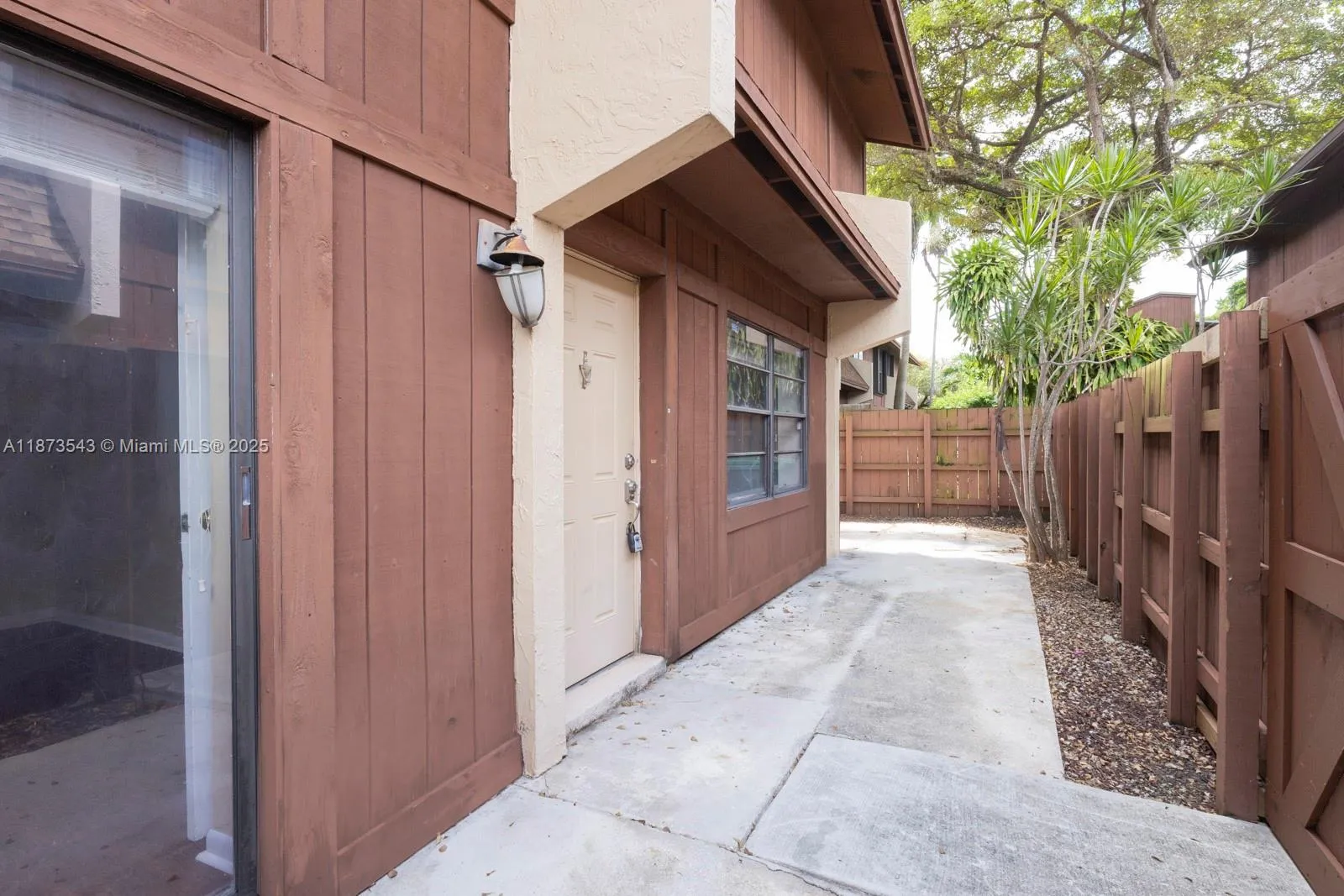 3 bedroom 2 bath for sale at 6924 SW 114th Pl # H56, Miami FL 33173