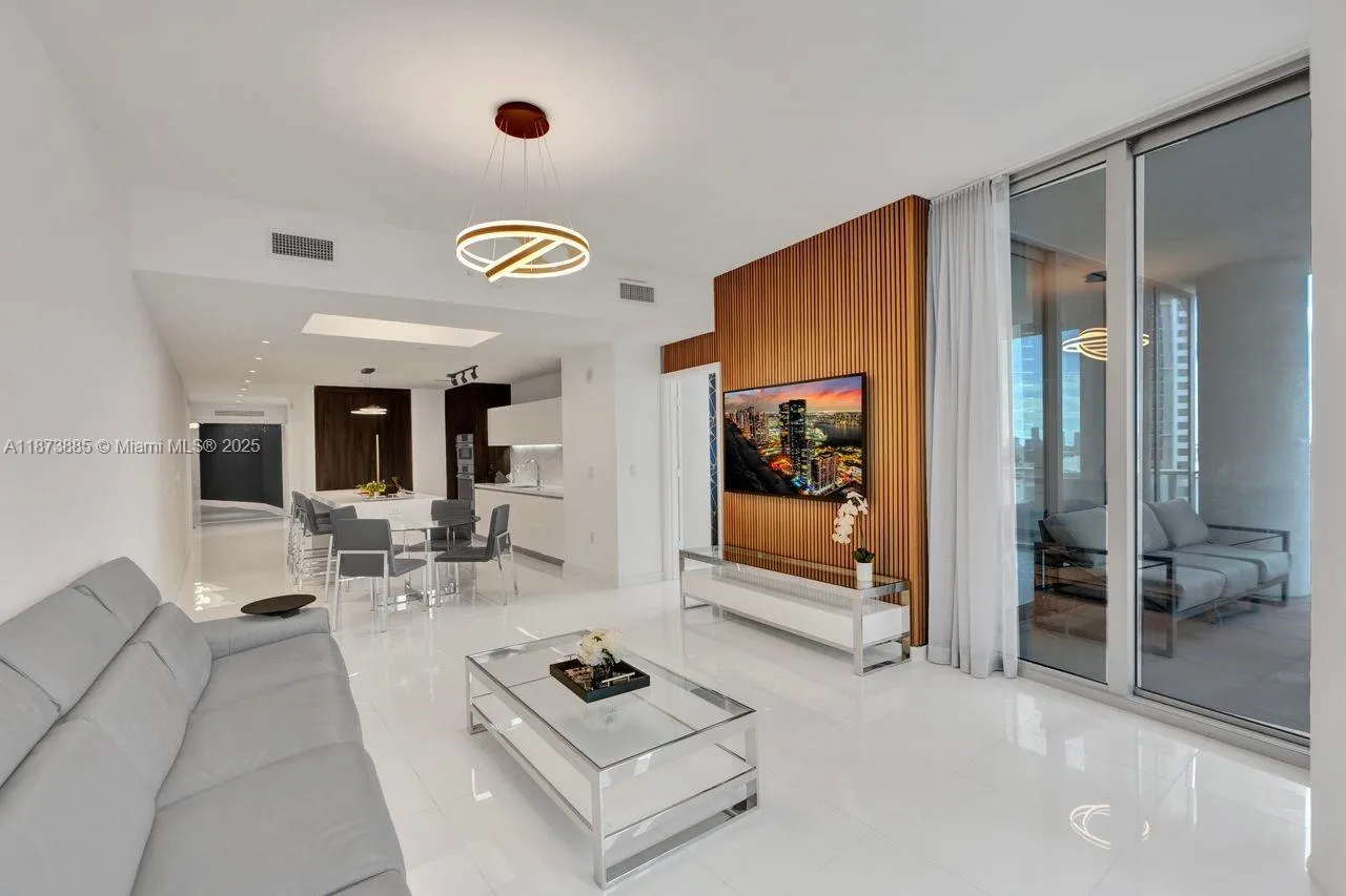 851 NE 1st Ave # 1411, Miami FL 33132
