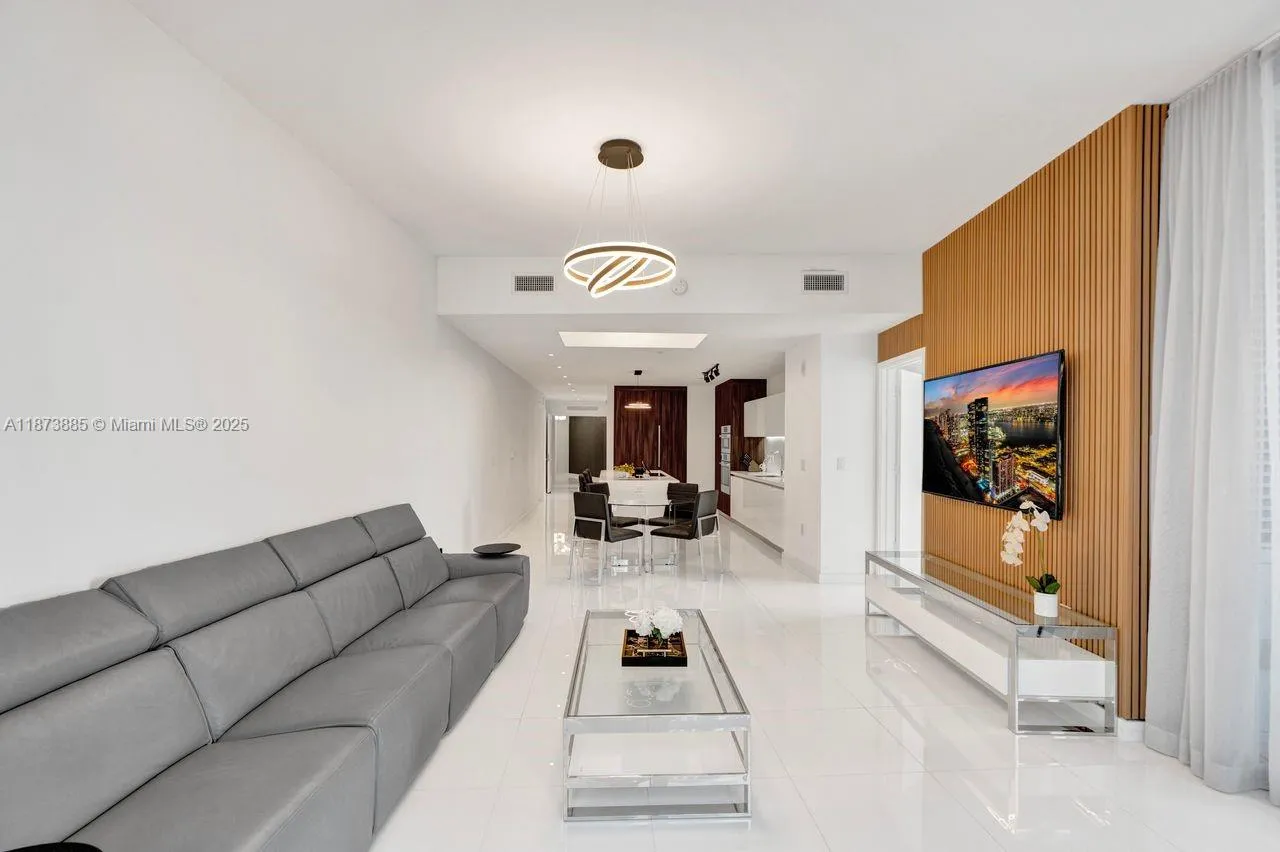851 NE 1st Ave # 1411, Miami FL 33132