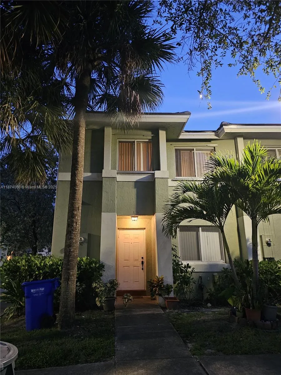 3 bedroom 2 bath for sale at 126 Hidden Ct Rd # D, Hollywood FL 33023