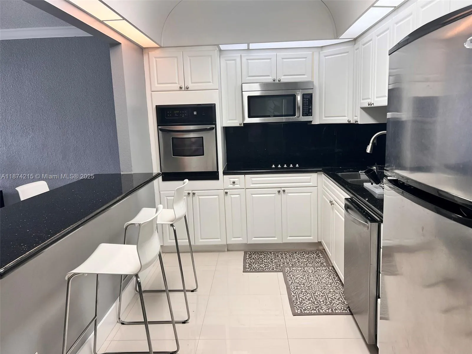 2 bedroom 2 bath for rent at 19380 COLLINS AV # 601, Sunny Isles Beach FL 33160