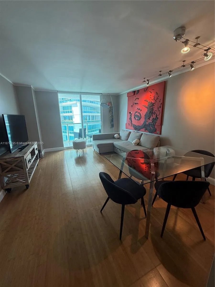 1 bedroom 1 bath for sale at 2101 Brickell Ave # 508, Miami FL 33129