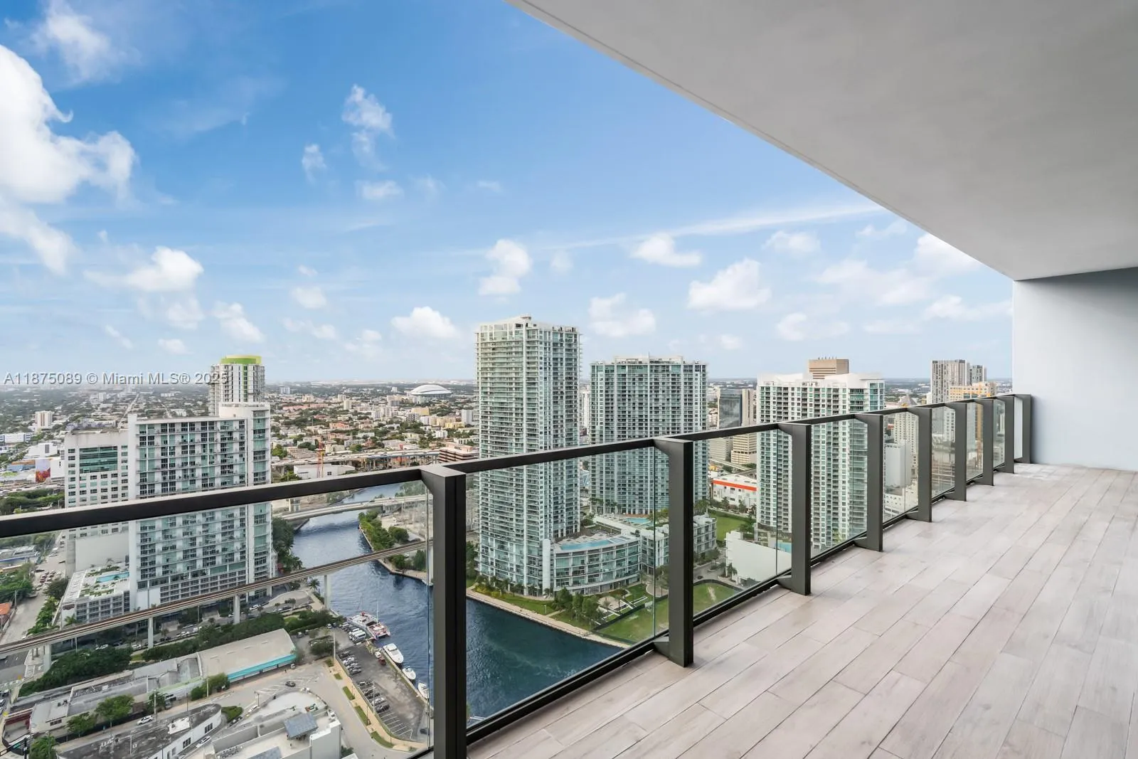 1 bedroom 1 bath for sale at 68 SE 6th St # 3706, Miami FL 33131