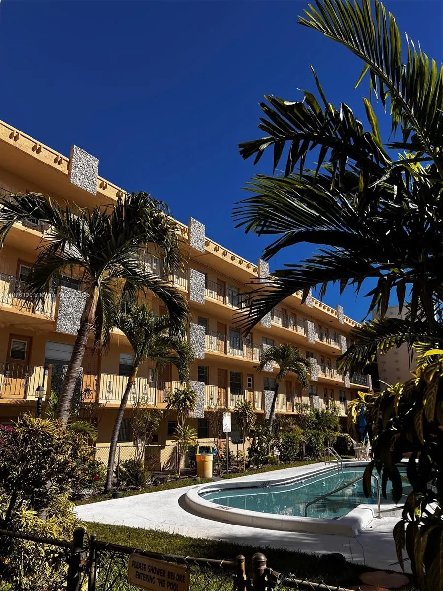 1 bedroom 1 bath for sale at 2145 Pierce St # 105, Hollywood FL 33020