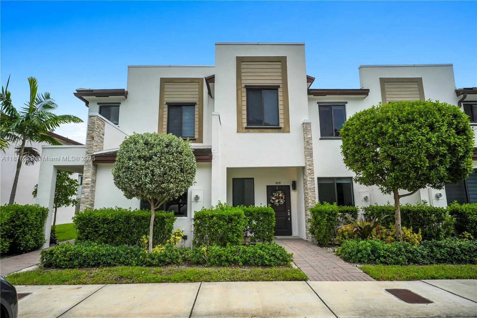 3 bedroom 2 bath for sale at 909 NE 211th St, Miami FL 33179