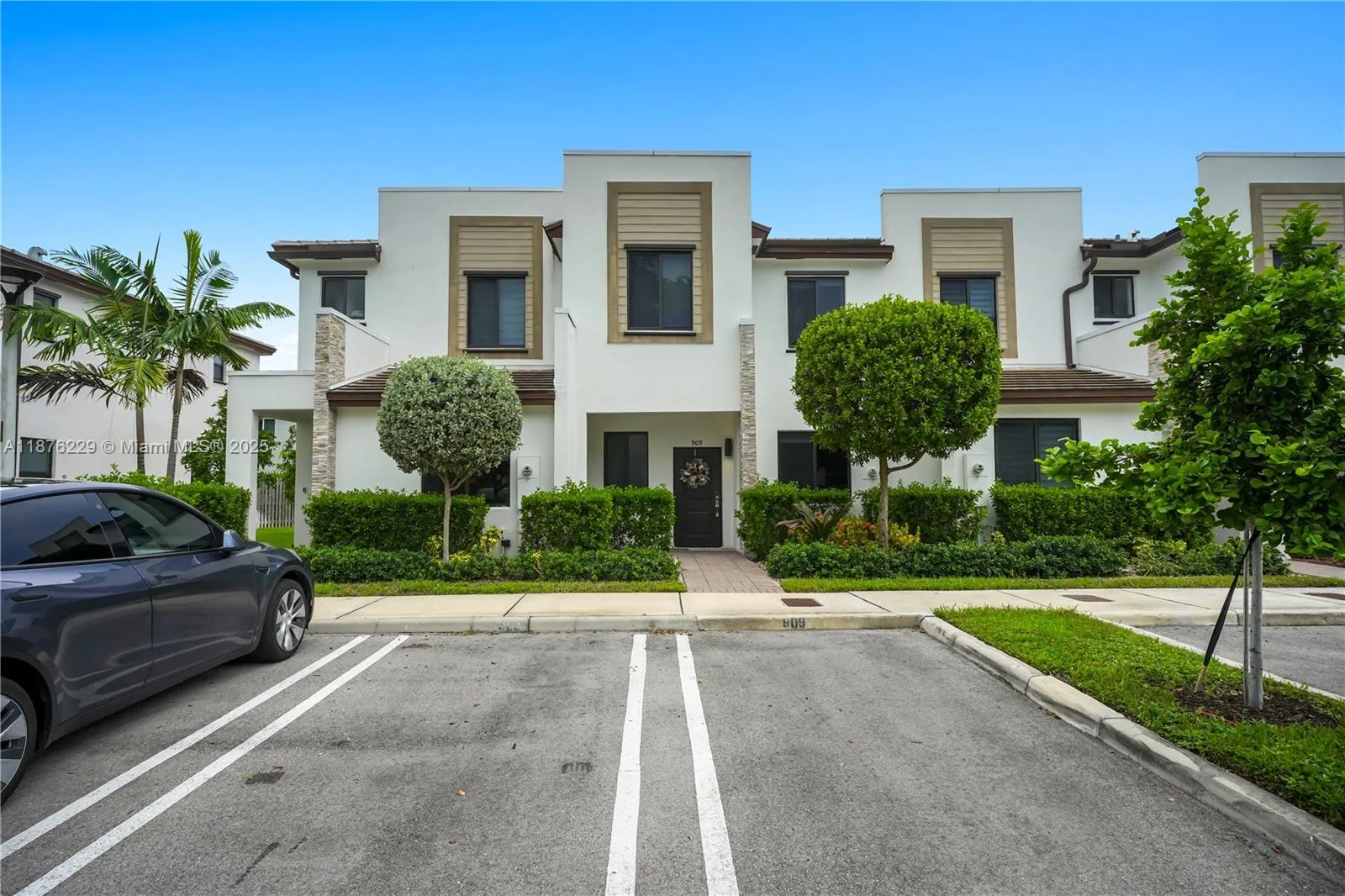 909 NE 211th St, Miami FL 33179