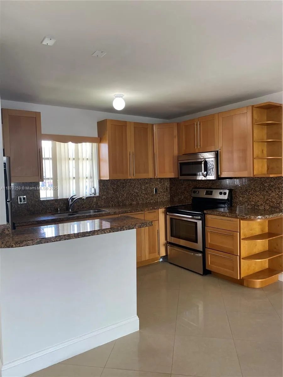 7680 SW 82nd St # H121, Miami FL 33143