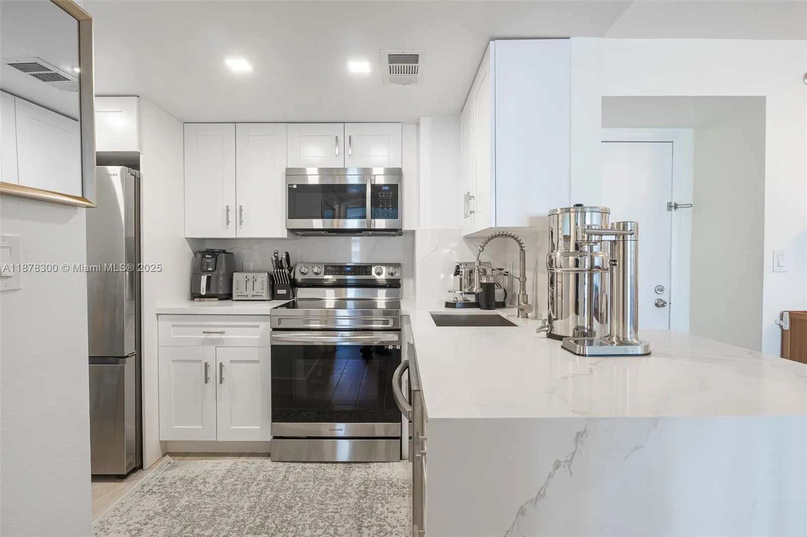 1 bedroom 1 bath for sale at 770 Claughton Island Dr # 609, Miami FL 33131