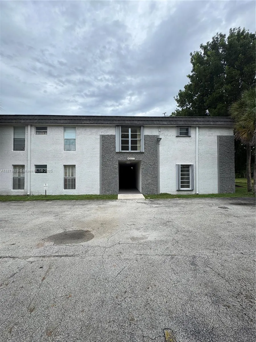 10353 N Kendall Dr, Miami FL 33176