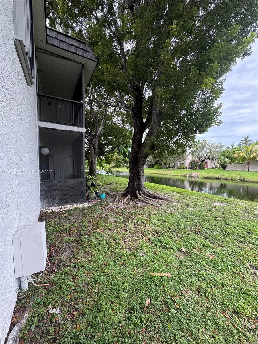 10353 N Kendall Dr, Miami FL 33176