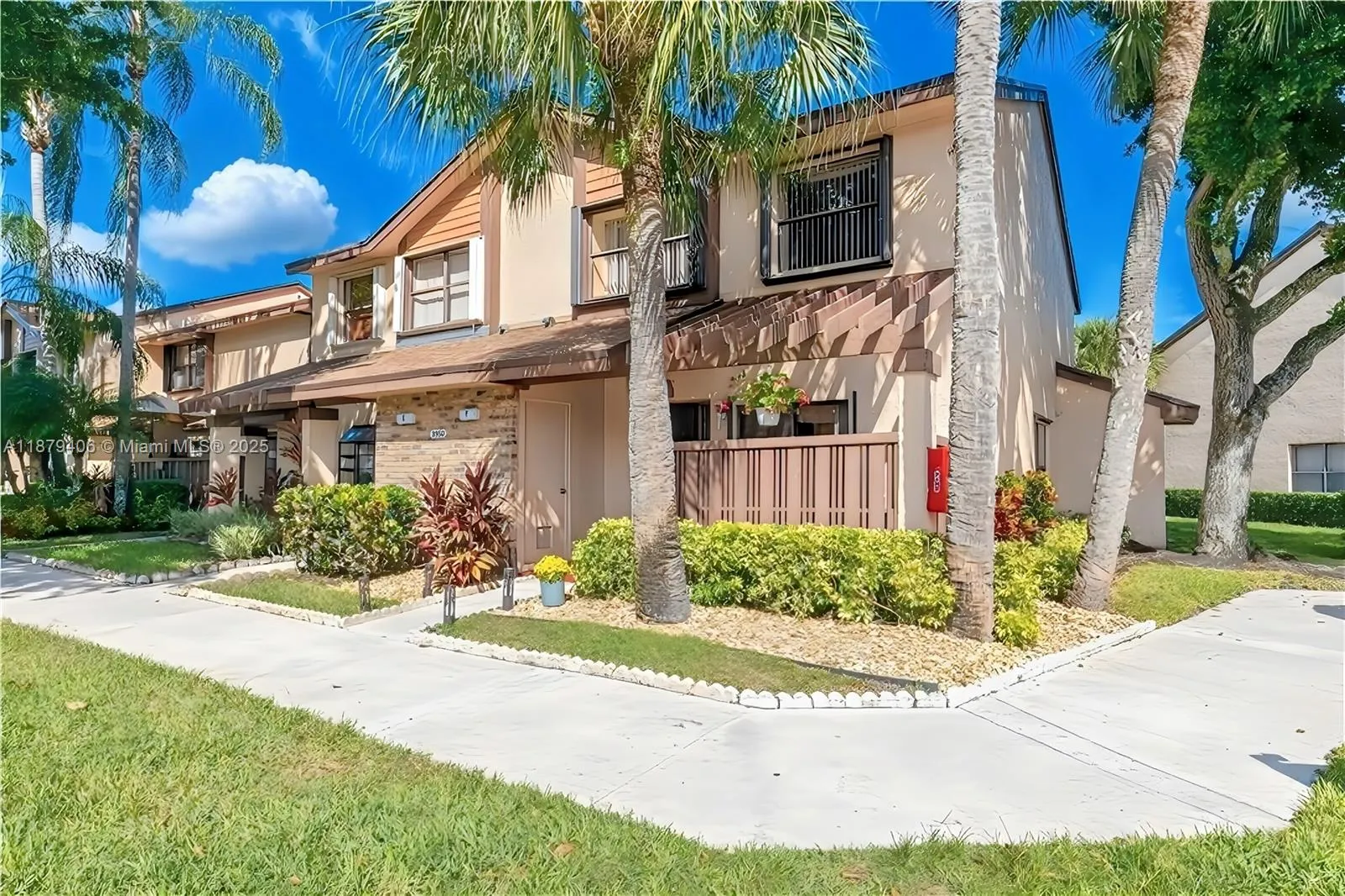 3 bedroom 2 bath for sale at 3950 Cocoplum Cir # F, Coconut Creek FL 33063
