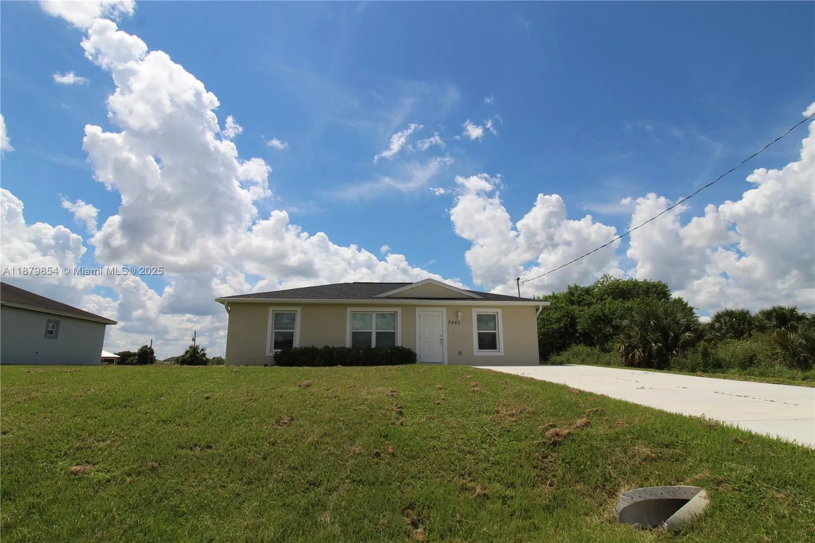 3 bedroom 2 bath Residential for sale at 7065 Berwirck Cir, La Belle FL 33935