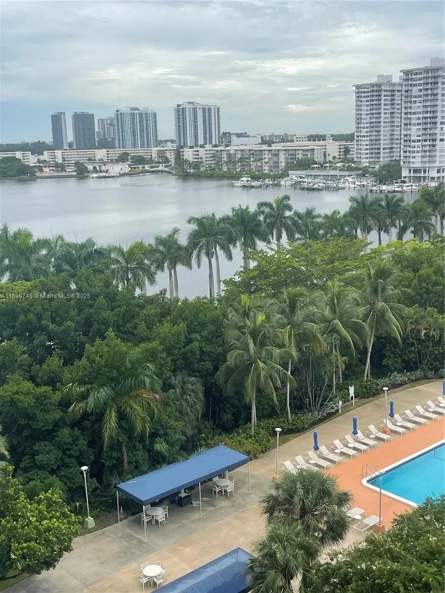 2 bedroom 2 bath for sale at 2851 NE 183rd St # 906E, Aventura FL 33160