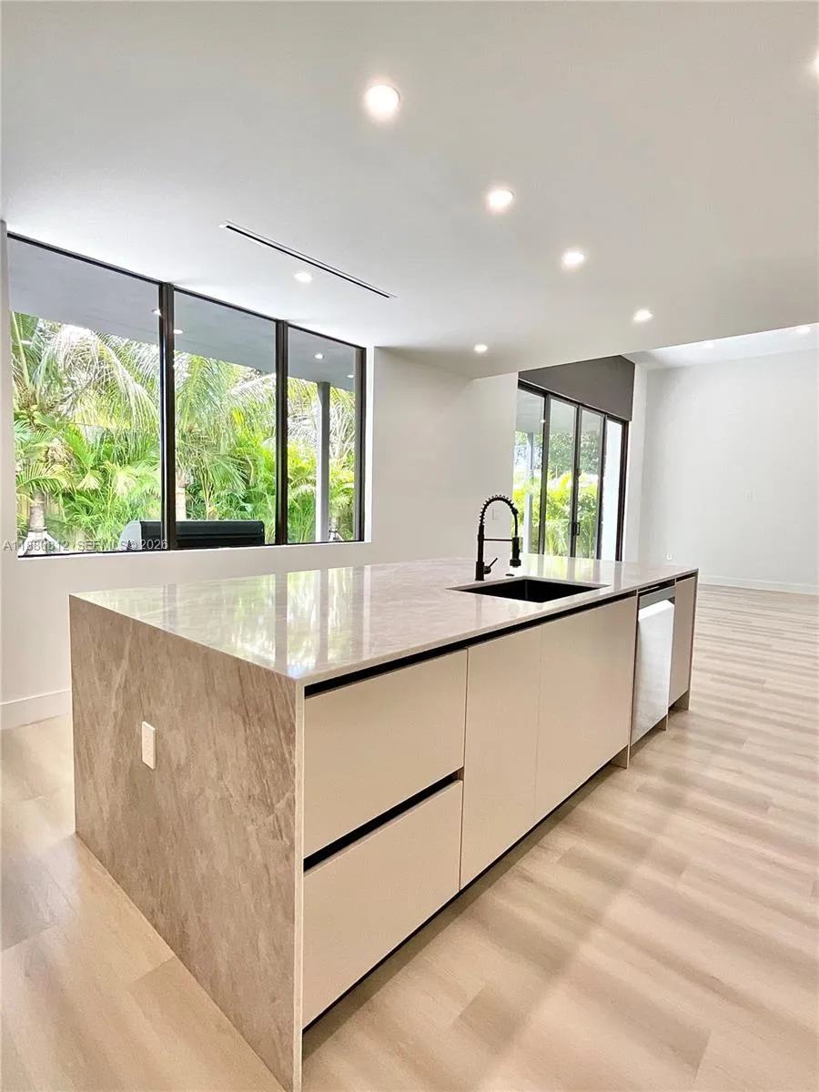 536 NW 48th St, Miami FL 33127