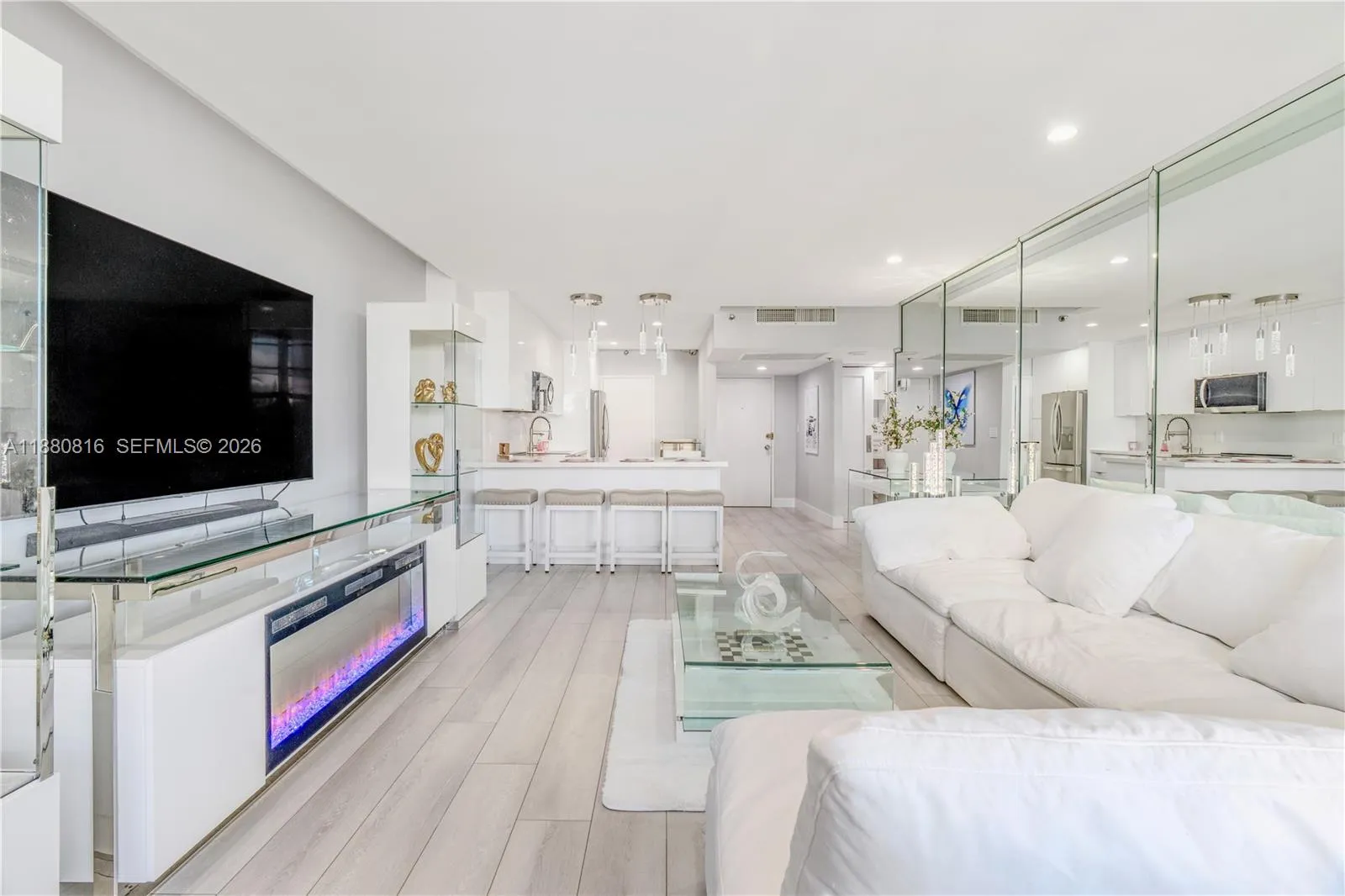 1 bedroom 1 bath for sale at 100 Lincoln Rd # 323, Miami Beach FL 33139