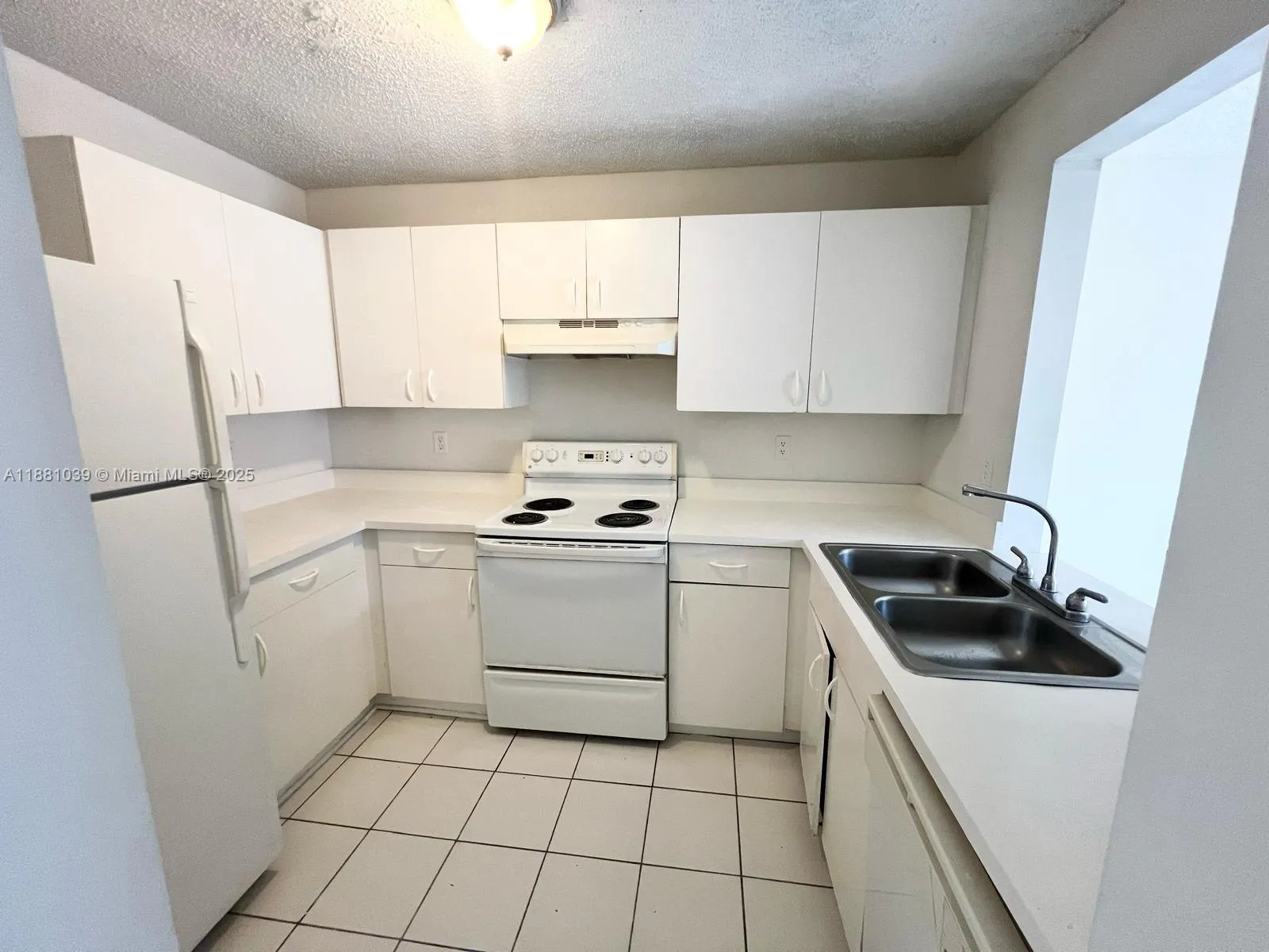 3 bedroom 2 bath for sale at 910 Cypress Way E, Palm Springs FL 33406