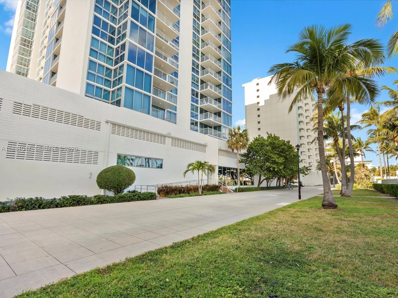 1 bedroom 2 bath for sale at 2655 Collins Ave # 510, Miami Beach FL 33140