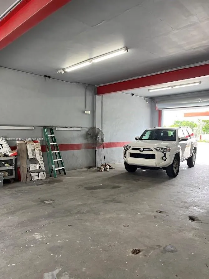 2195 NW 27th Ave, Miami FL 33142