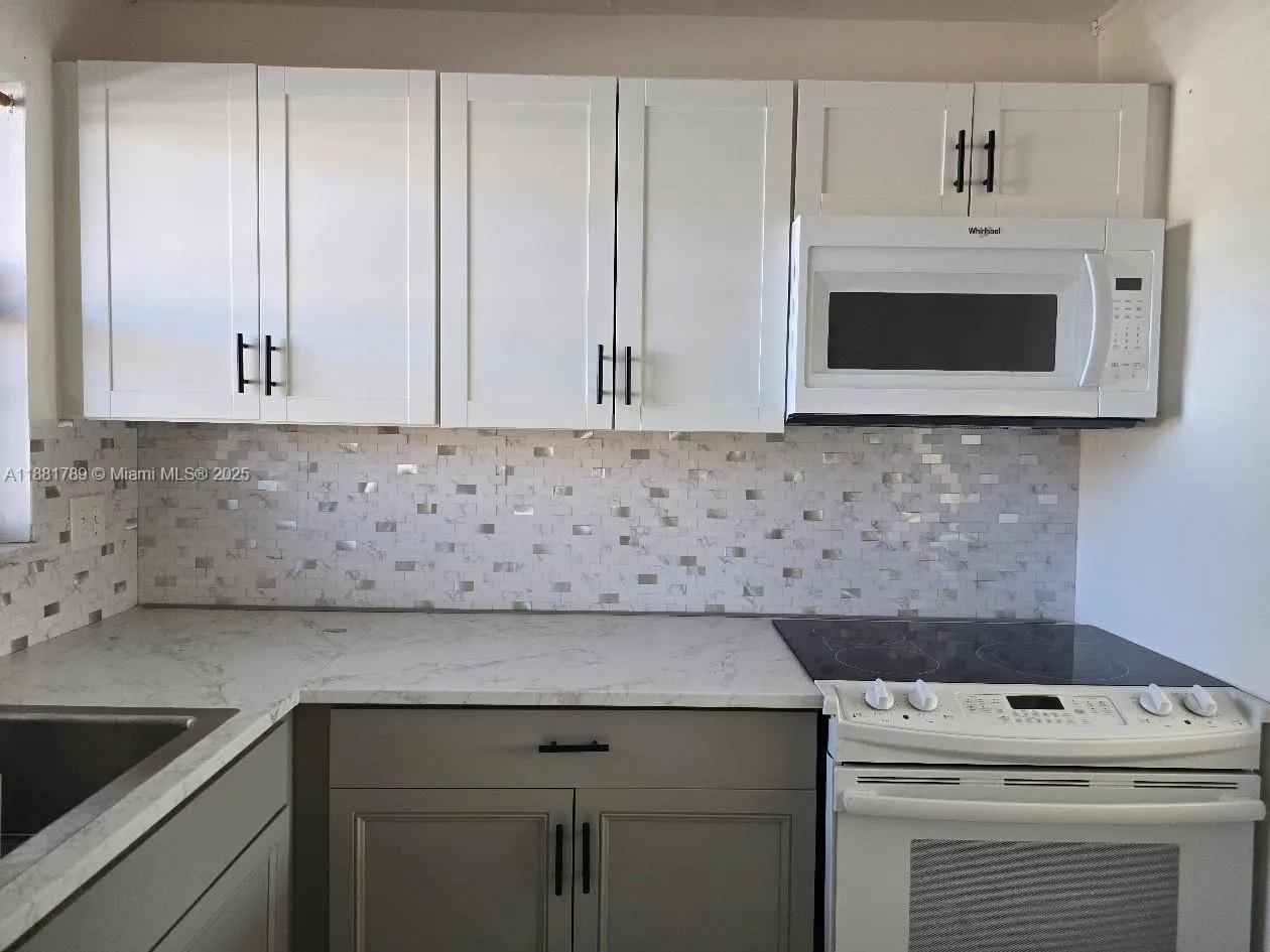 2831 E Sunrise Lakes Dr # 208, Sunrise FL 33322
