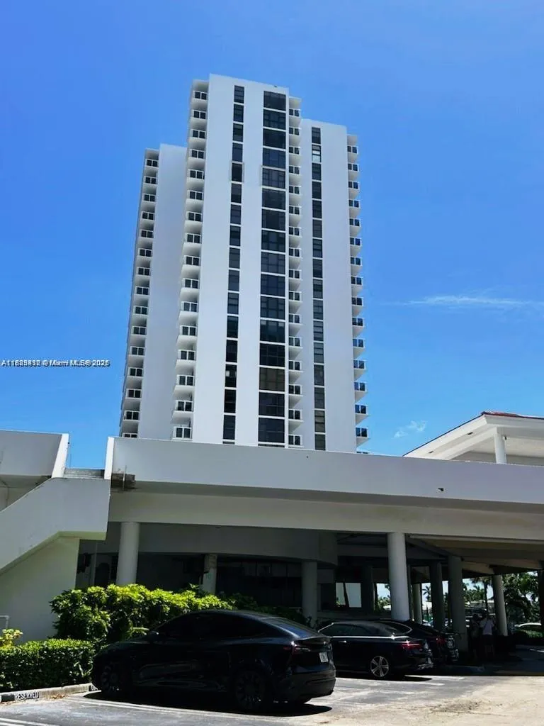 2 bedroom 2 bath for sale at 20515 E Country Club Dr # 142, Aventura FL 33180