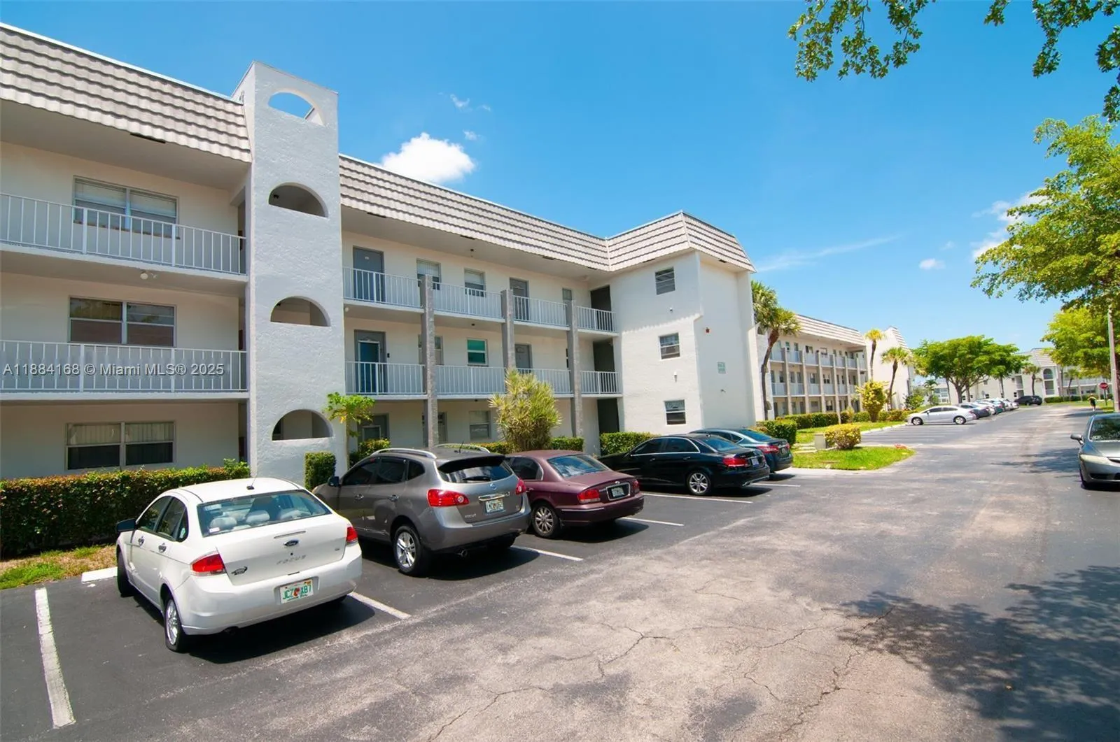 1 bedroom 1 bath for sale at 8300 Sunrise Lakes Blvd # 206, Sunrise FL 33322