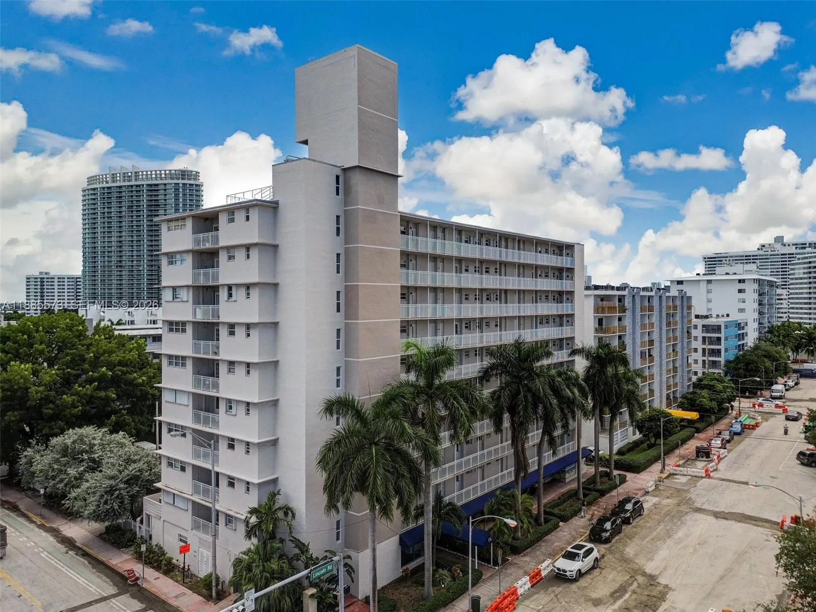 1 bedroom 1 bath for sale at 1300 Lincoln Rd # B402, Miami Beach FL 33139