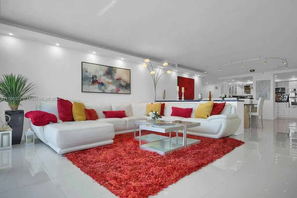 6039 Collins Ave # 1126, Miami Beach FL 33140