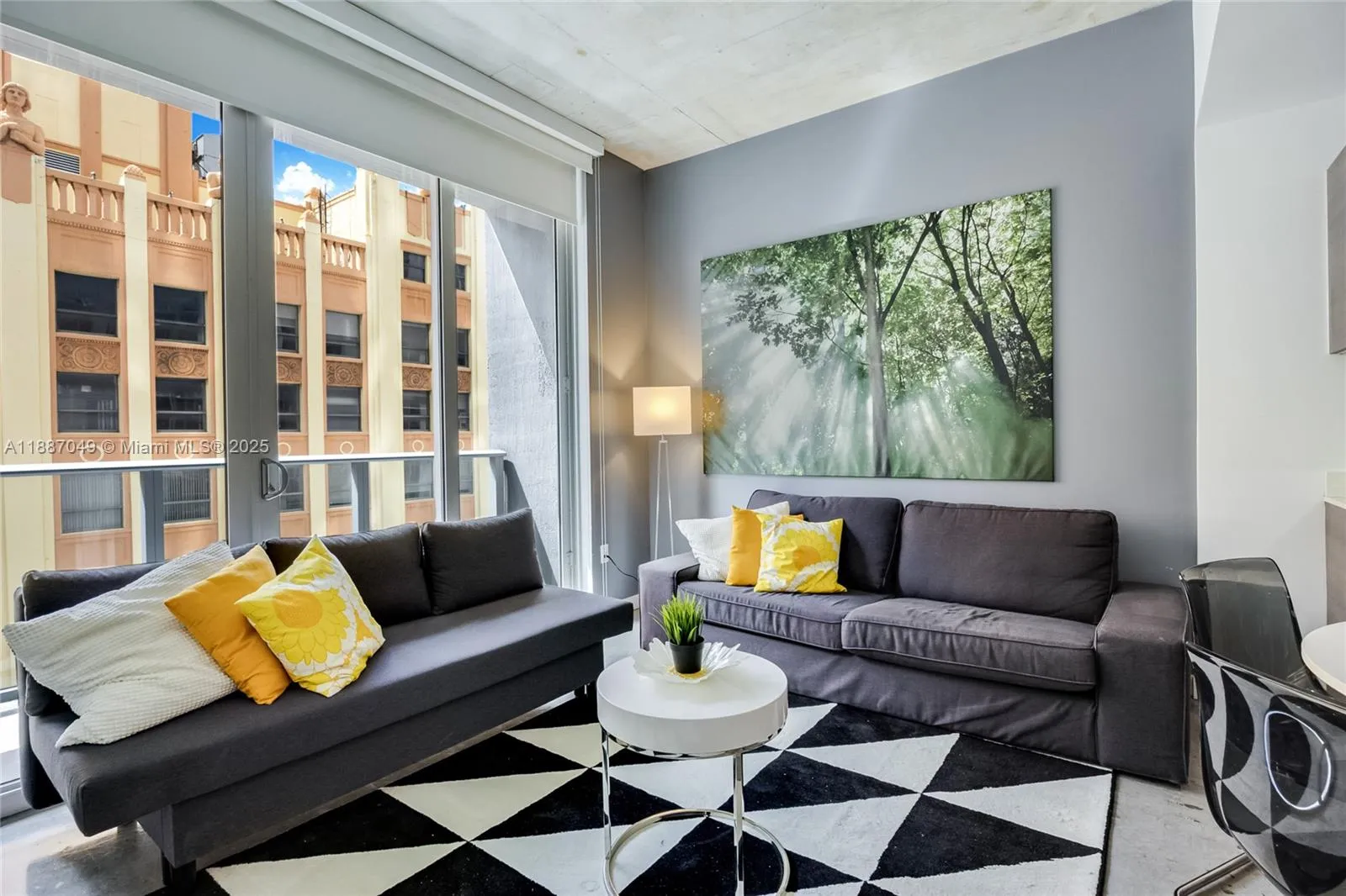 1 bedroom 1 bath for sale at 151 SE 1st St # 1003, Miami FL 33131