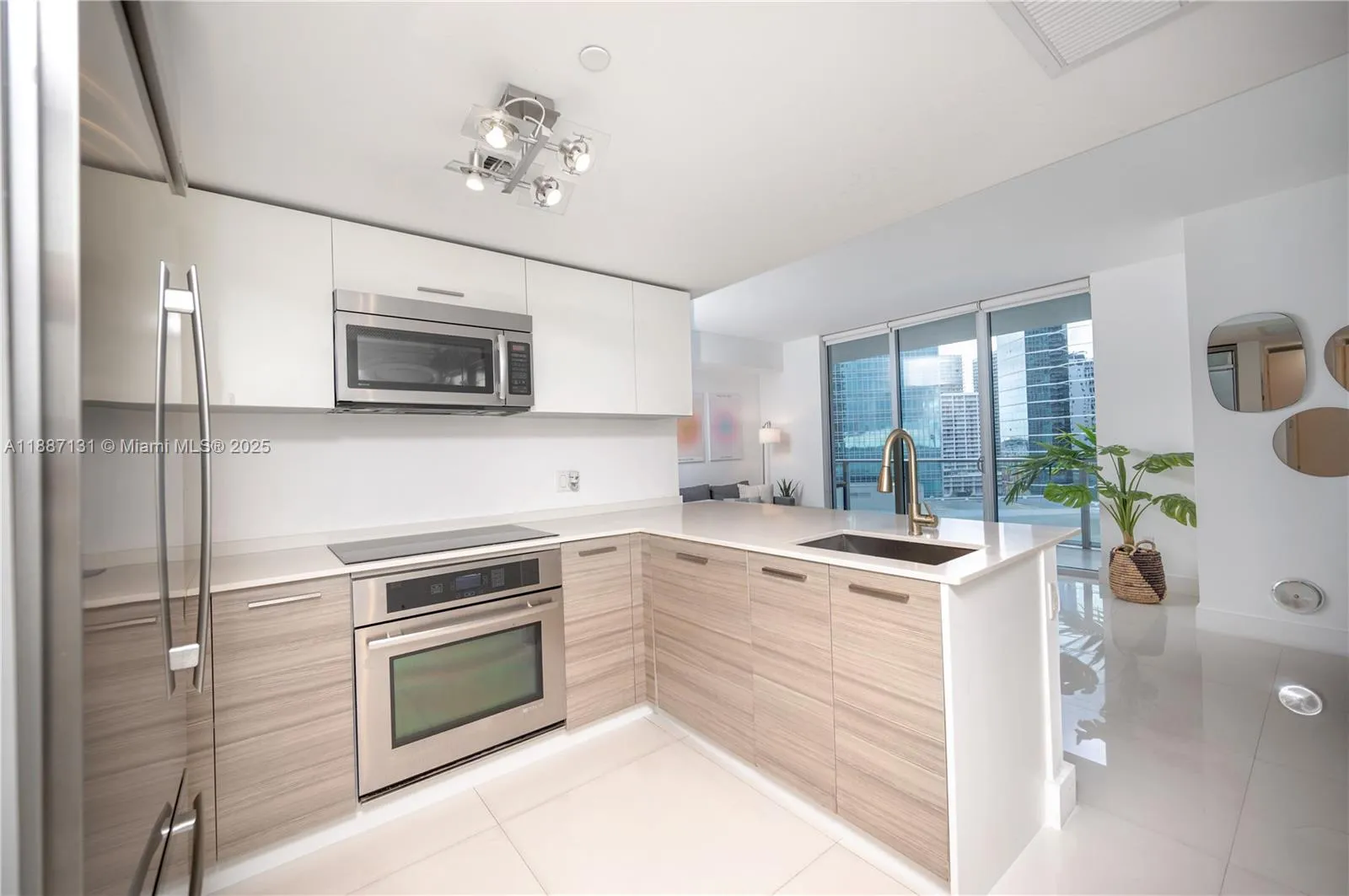 1 bedroom 1 bath for sale at 1300 Brickell Bay Dr # 1601, Miami FL 33131