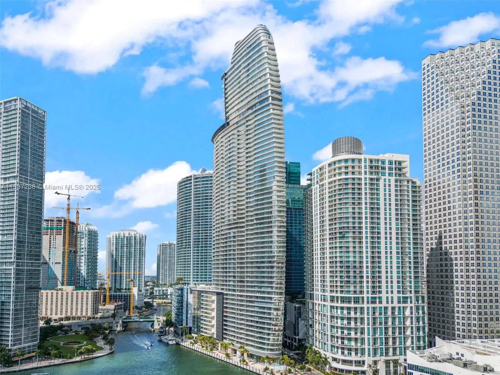 1 bedroom 1 bath for sale at 300 Biscayne Blvd Way # 3508, Miami FL 33131
