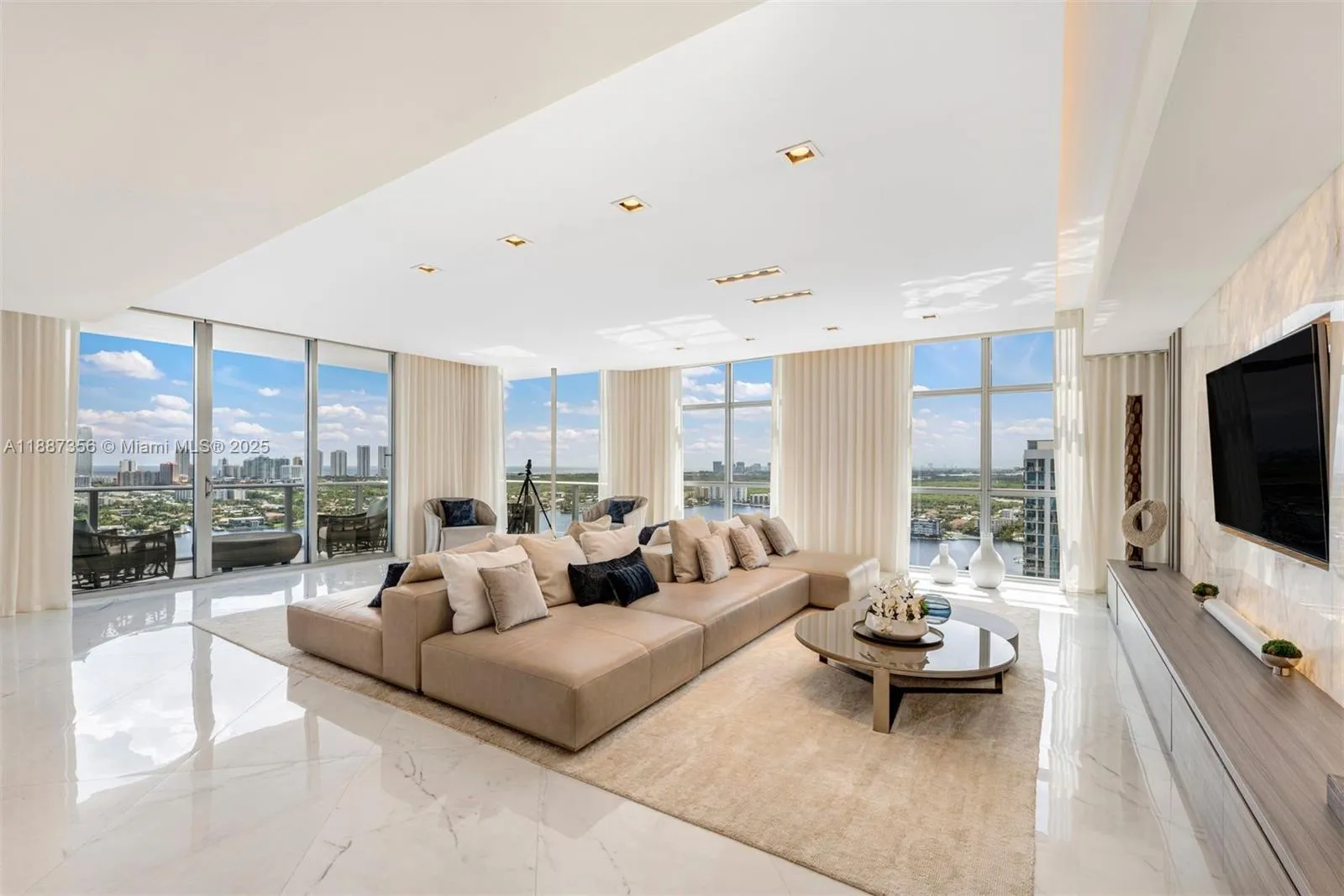 4 bedroom 4 bath for sale at 17301 Biscayne Blvd # 7, North Miami Beach FL 33160