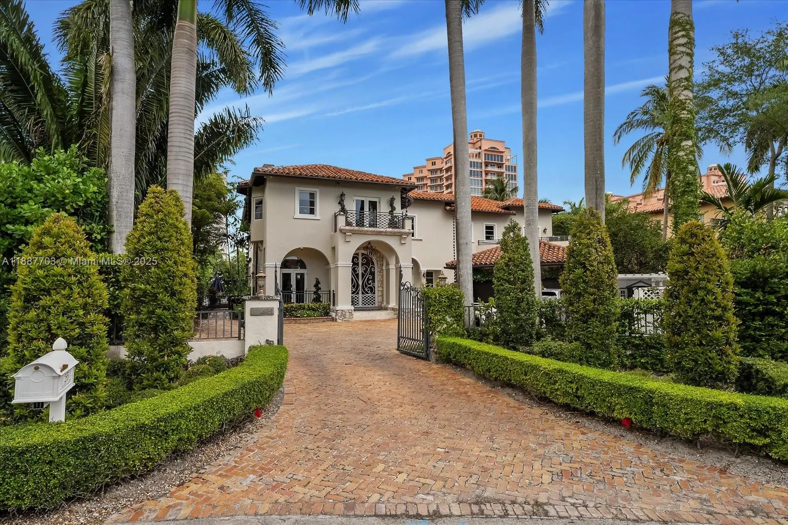 285 Carabela Ct, Coral Gables FL 33143