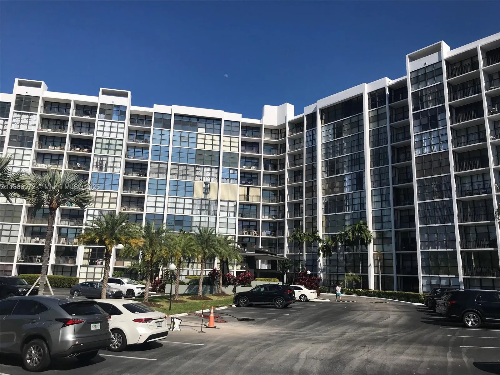 1000 Parkview Dr # 627, Hallandale Beach FL 33009